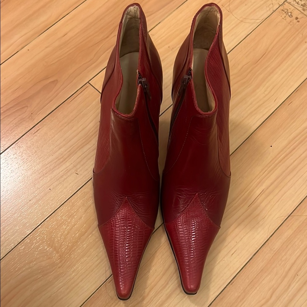 Red Ankle Boots with Pointed Toe and Medium Heel